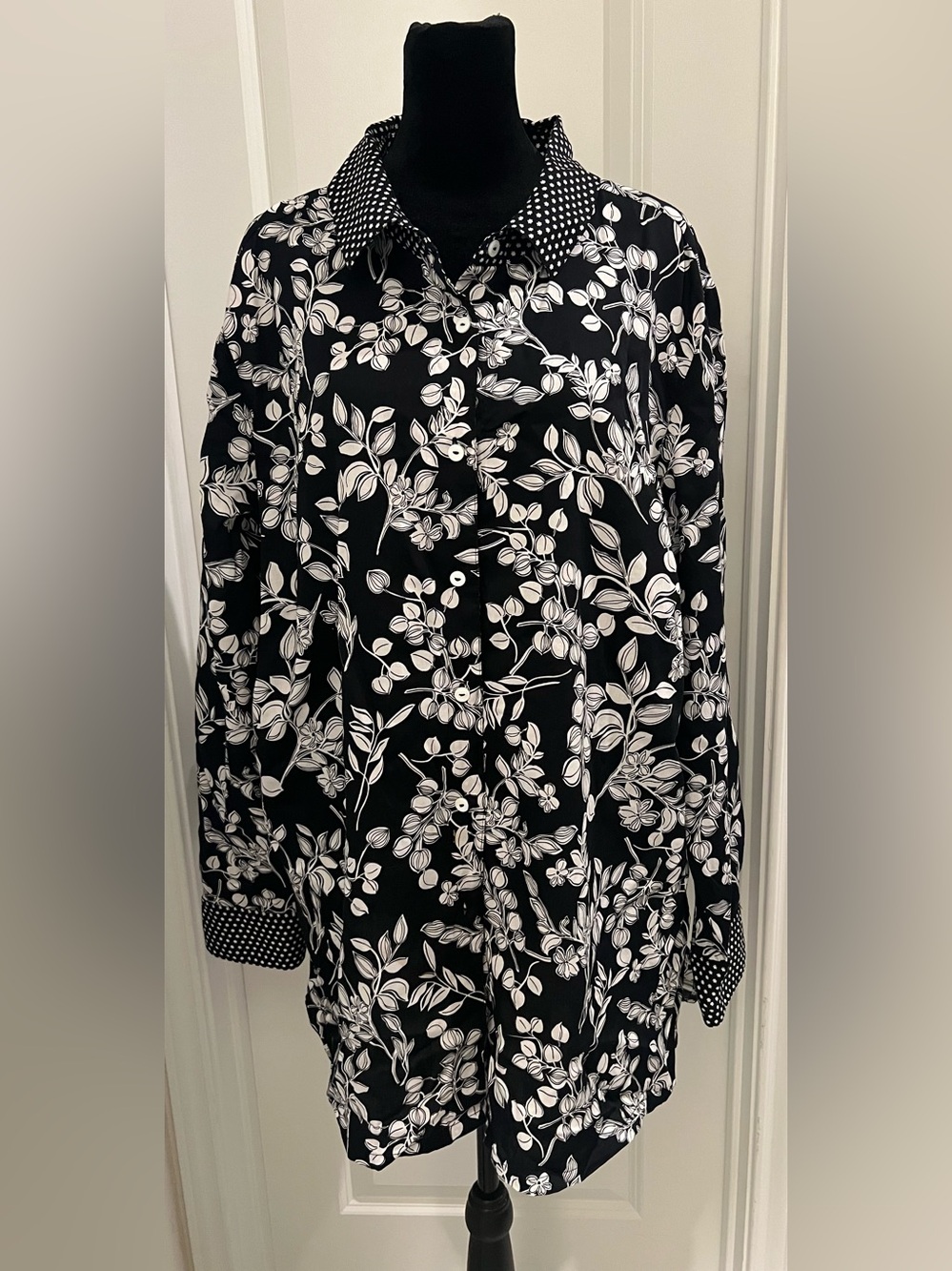 Foxcroft NYC 24W Black White Floral Button Front Blouse Wrinkle Free